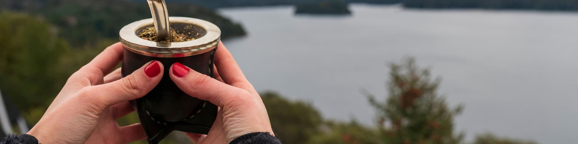 Tomando unos ricos mates argentinos y disfrutando del paisaje durante las vacaciones d invierno en San Carlos de Bariloche, Argentina.