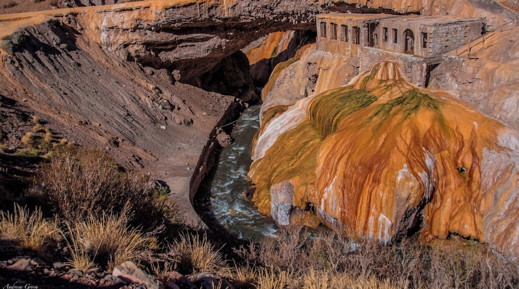 Natural bridge close to the border between Argentina and Chile and also close to Aconcagua. There used to be a thermal bath there which now is abandoned and also there was a fancy hotel which was destroyed by an avalanche. The only thing remaining is a church building which is not used anymore and souvenir stands.
#puentedelinca