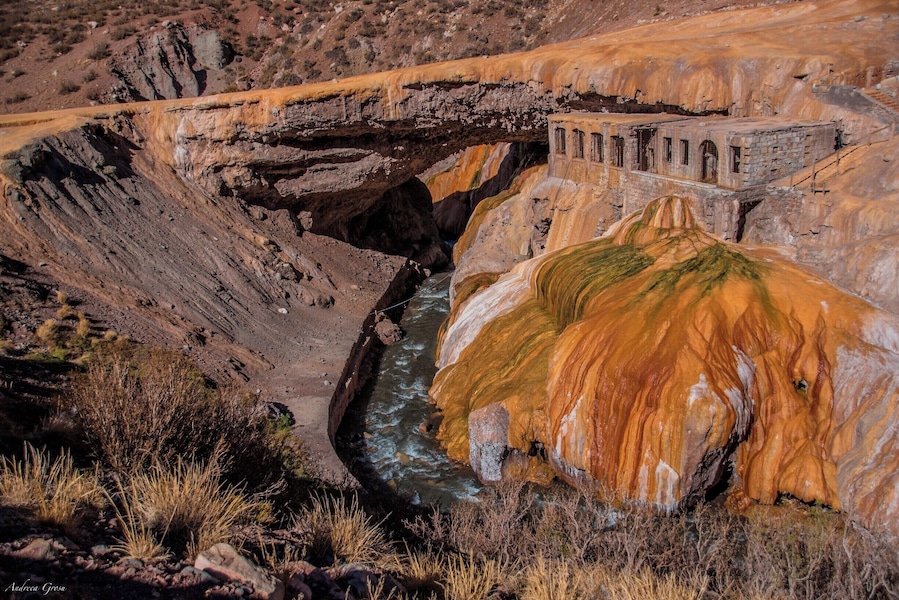 Natural bridge close to the border between Argentina and Chile and also close to Aconcagua. There used to be a thermal bath there which now is abandoned and also there was a fancy hotel which was destroyed by an avalanche. The only thing remaining is a church building which is not used anymore and souvenir stands.
#puentedelinca