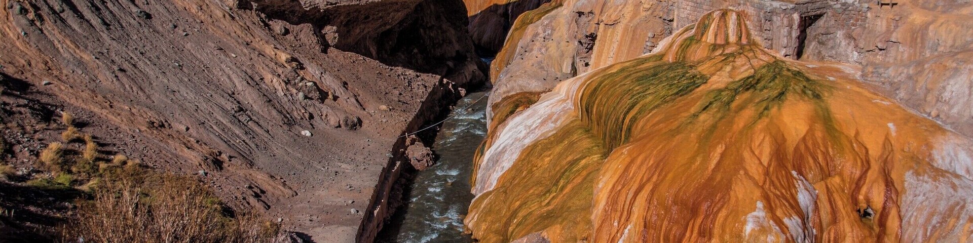 Natural bridge close to the border between Argentina and Chile and also close to Aconcagua. There used to be a thermal bath there which now is abandoned and also there was a fancy hotel which was destroyed by an avalanche. The only thing remaining is a church building which is not used anymore and souvenir stands.
#puentedelinca