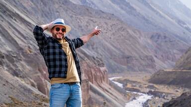 Hombre turista explorando las vistas de la cordillera de los Andes, en Mendoza, Argentina. Viajando por la ruta nacional n°7