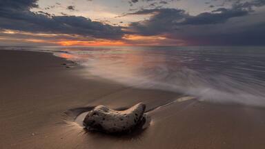 This remote beach close to Mar del Plata, is a great place to enjoy virgin beaches, full of green dunes, long beach and spectacular sunsets AND sunrises on the sea.
#BeachTips #Argentina #Sunsets #seascapes