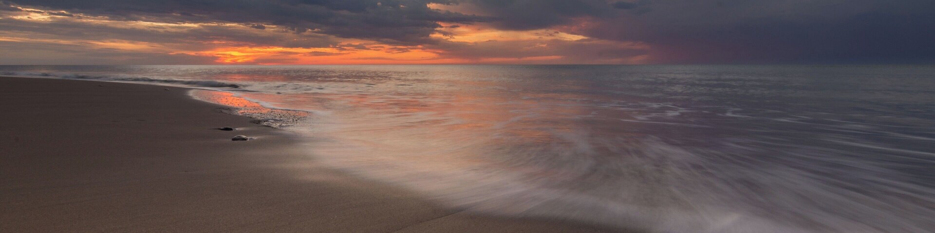 This remote beach close to Mar del Plata, is a great place to enjoy virgin beaches, full of green dunes, long beach and spectacular sunsets AND sunrises on the sea.
#BeachTips #Argentina #Sunsets #seascapes