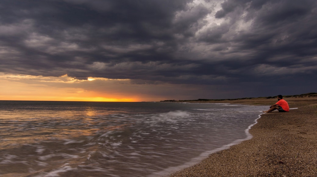 This remote beach close to Mar del Plata, is a great place to enjoy virgin beaches, full of green dunes, long beach and spectacular sunsets AND sunrises on the sea.
#BeachTips #Argentina #Sunsets #seascapes