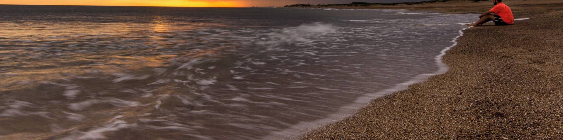 This remote beach close to Mar del Plata, is a great place to enjoy virgin beaches, full of green dunes, long beach and spectacular sunsets AND sunrises on the sea.
#BeachTips #Argentina #Sunsets #seascapes