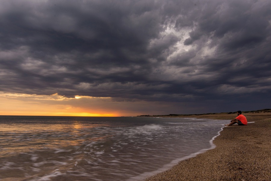 This remote beach close to Mar del Plata, is a great place to enjoy virgin beaches, full of green dunes, long beach and spectacular sunsets AND sunrises on the sea.
#BeachTips #Argentina #Sunsets #seascapes