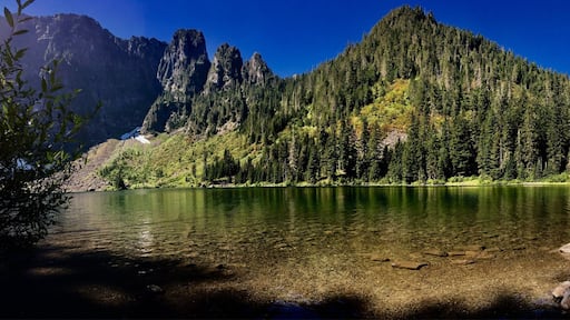 It's a 5 mile round trip to the gorgeous alpine lake, an hour North East of seattle. #beautifulpnw #alpinelake #lifeatexpedia