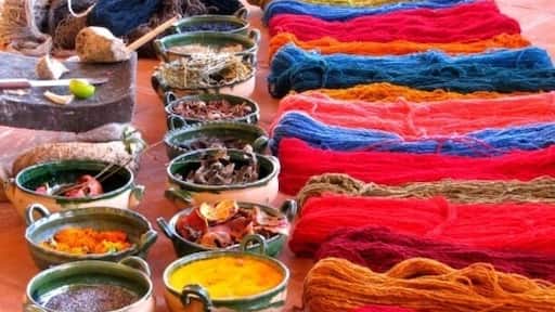 Demonstration on how to obtain natural dyes to give color to wool thread (which is used later to create rugs and other textiles).