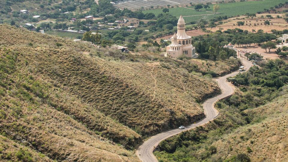 Vista general de una carretera con paisaje al fondo cerca a Querétaro en México