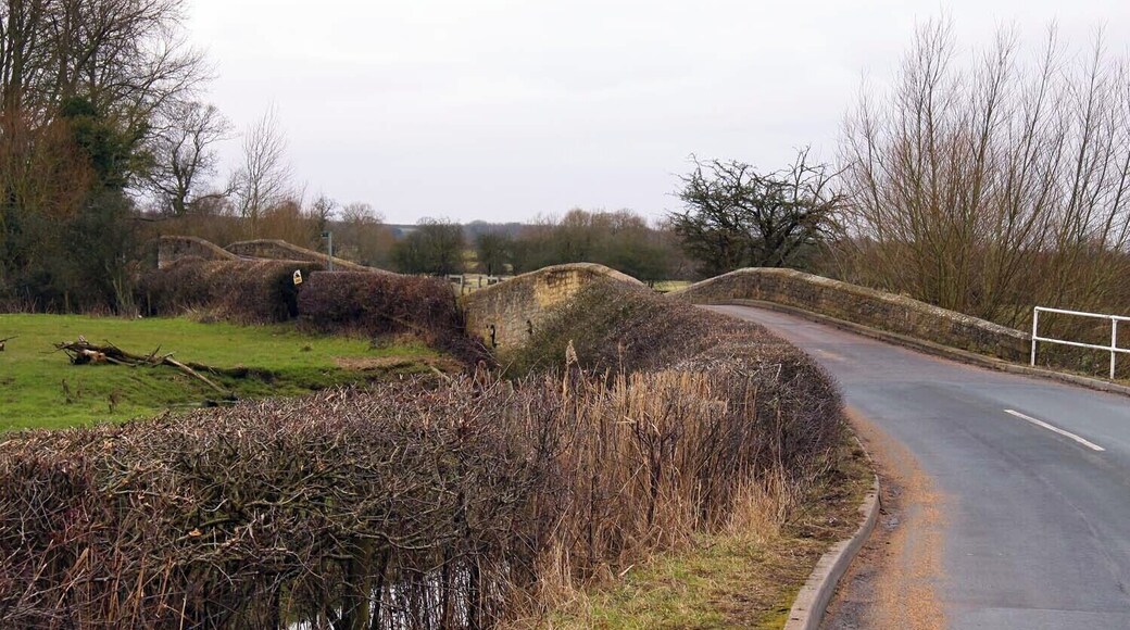 The road to Tiddington over Whirlpool Arch