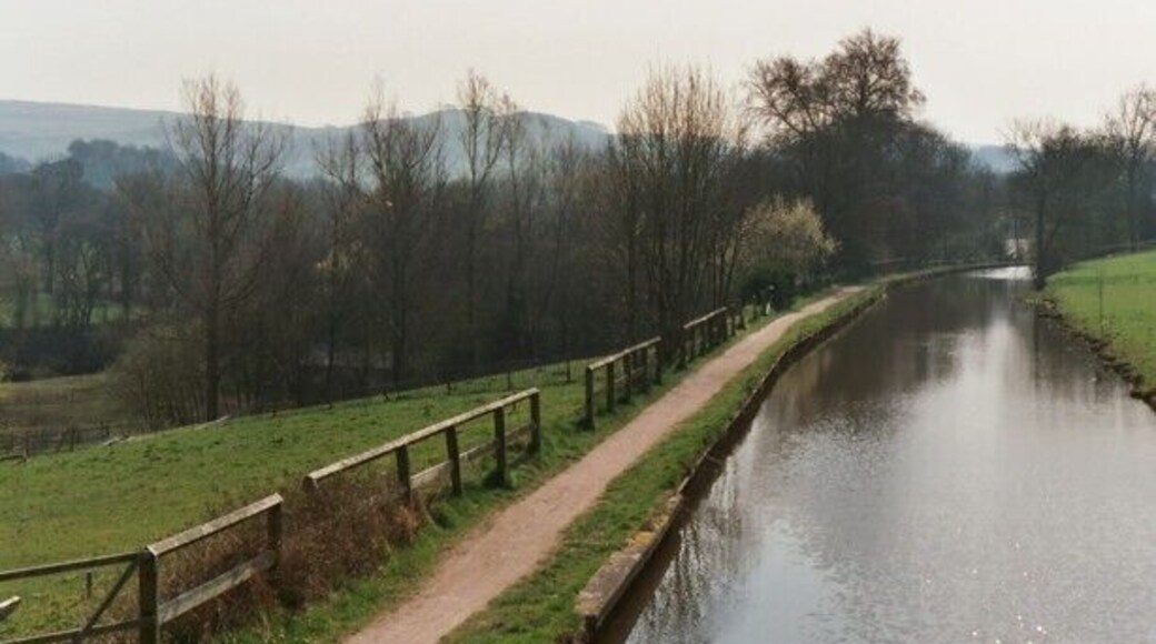 Furness Vale - view south along Peak Forest Canal
