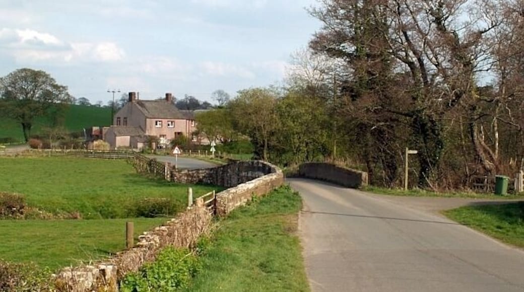 Approaching Chalkfoot from the west Chalkfoot Farm is across the bridge.