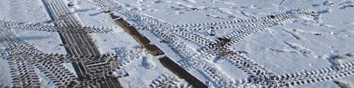 Not a good place to change direction Tracks show a vehicle has turned round. The lane ahead has not been gritted and is very slippery in parts.