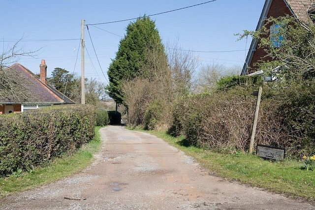 Track and footpath to Bottom Lane Farm, Maury's Lane, West Wellow The footpath continues to Tutts Lane.