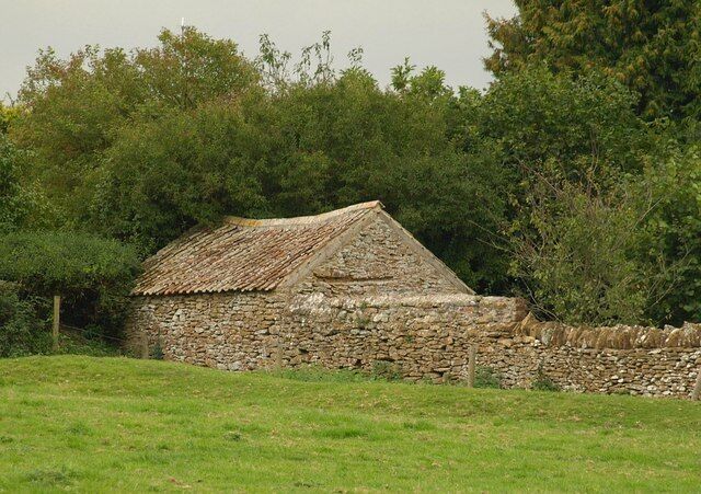 Barn, West Chinnock The little barn is built against a stone wall east of Higher Street. Seen from a footpath from Middle Chinnock crossing the adjacent field.