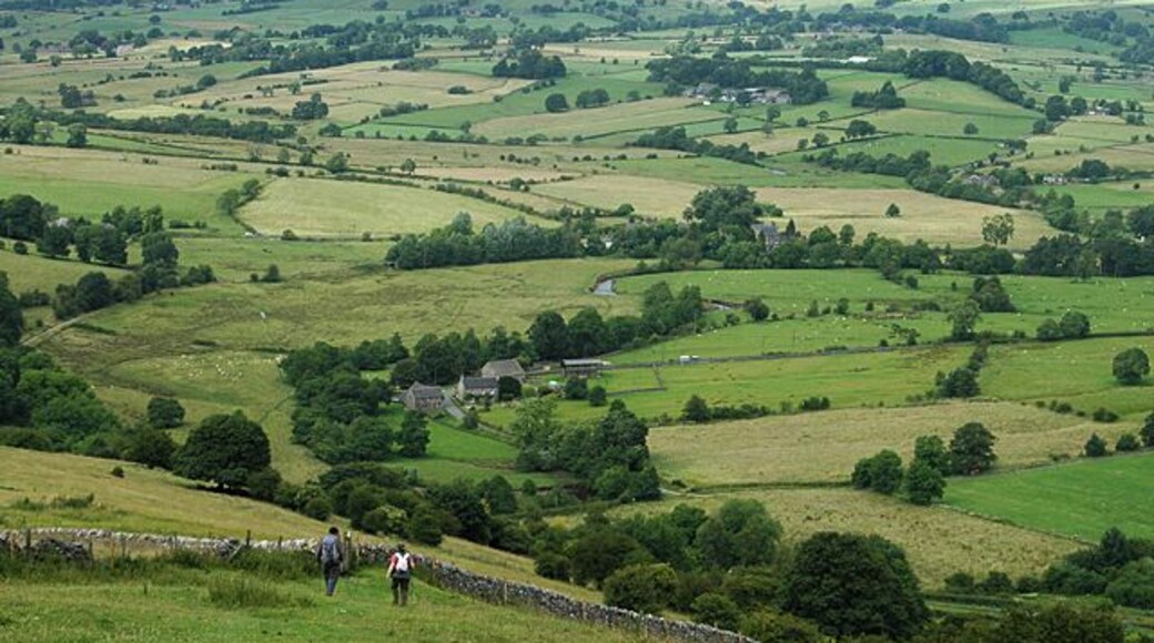 Stroll through the hills The upper reaches of the Manifold snakes its way through the borderland of Staffordshire & Derbyshire.