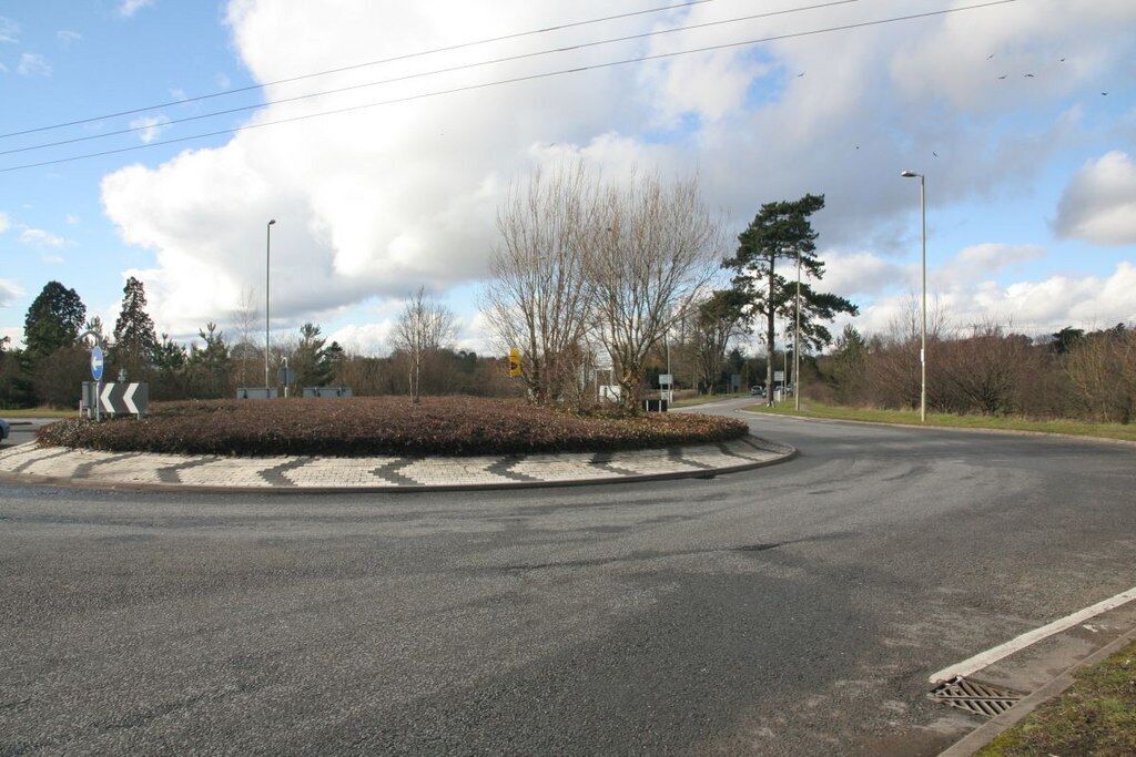 Roundabout on the Wantage Road This roundabout is at the start of the Wallingford bypass. Here we look towards Slade End.