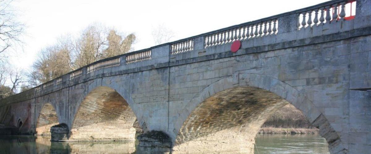 Reflection on the arch Water reflecting on the arches of Shillingford Bridge.