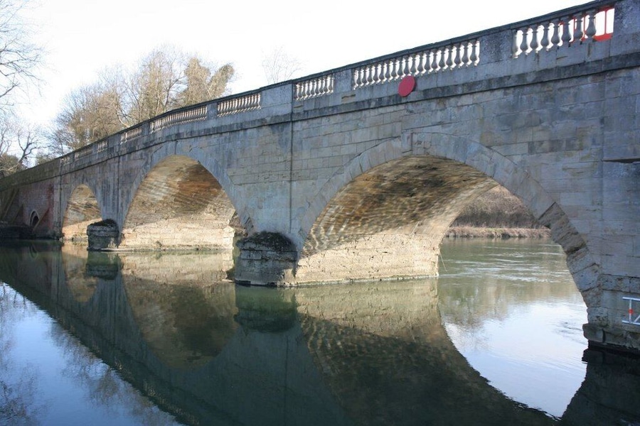 Reflection on the arch Water reflecting on the arches of Shillingford Bridge.