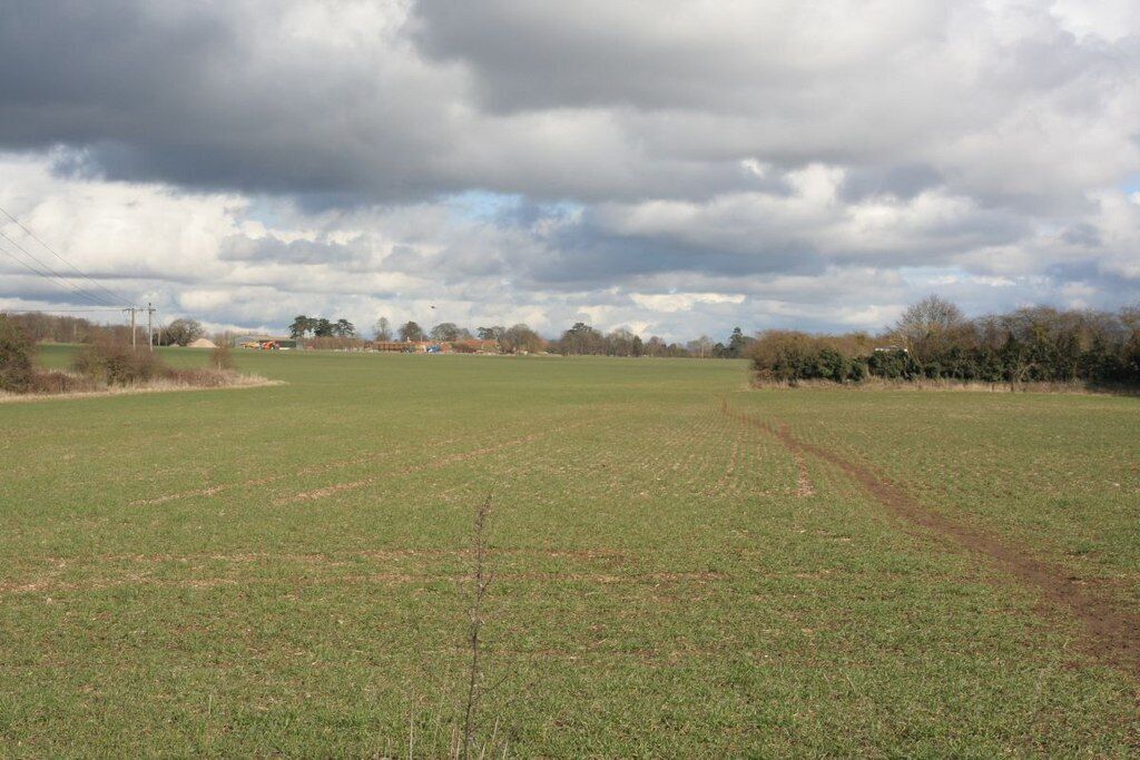 Footpath through the field View of the footpath running through the cropland where they want to build houses at Wallingford