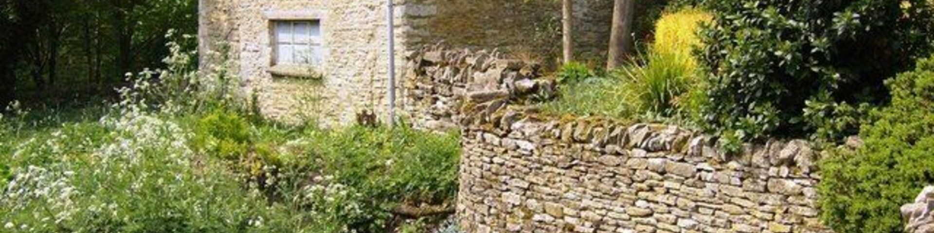 Old blacksmith's forge in Turkdean This building is the old blacksmith's forge. In front is original town well supplying water to the village before the first mains water was installed in the 1930's. Thanks to local resident James Mustoe for this information.