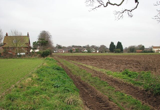Houses in Brewery Road. Manor farmhouse can be seen at left. This view was taken from Postle's Lane, leading in northerly direction where it meets an unnamed country lane > 1117160. Running parallel to the lane in westerly direction, the path meets another that links back to Brewery Road further to the northwest.