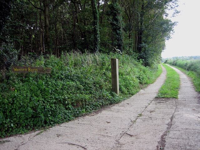 Track beside wood to Warren Barn This side the entrance looks rather inviting but out of shot to the right is a "private road" warning
