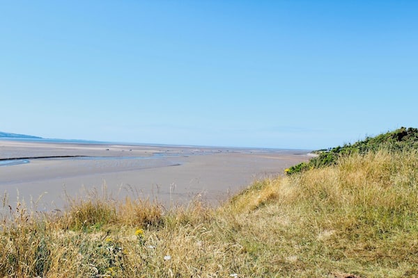 Beauty of the outdoors in England #beach #countrypark #walk #beautifulviews #outfoors #freshair #riverdee