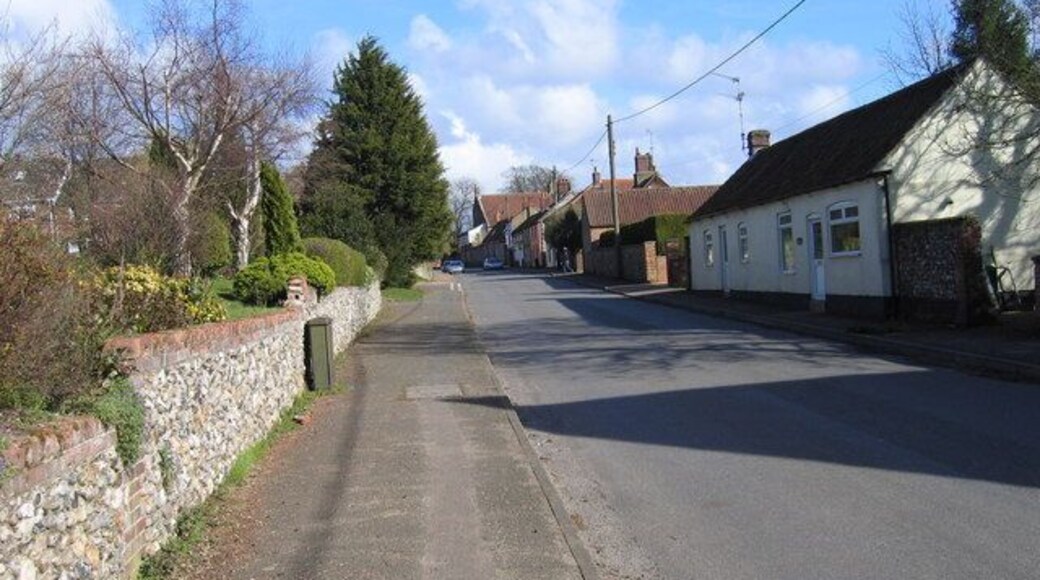 The Street, Syderstone http://www.syderstone.com/siteindex.htm Looking east up The Street towards The Lynne Arms on the right