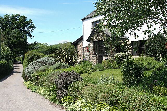 Swimbridge: by Riverton Mill Cottage Looking north west along Yeoland Lane: it leads to Yarnacott and Swimbridge village