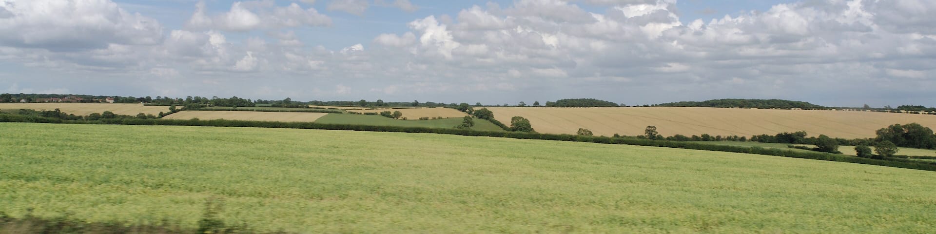 View out of the east-side window of an East Coast service between Peterborough and Grantham. I think this is near Swayfield, about 15km south of Grantham, looking north/east.