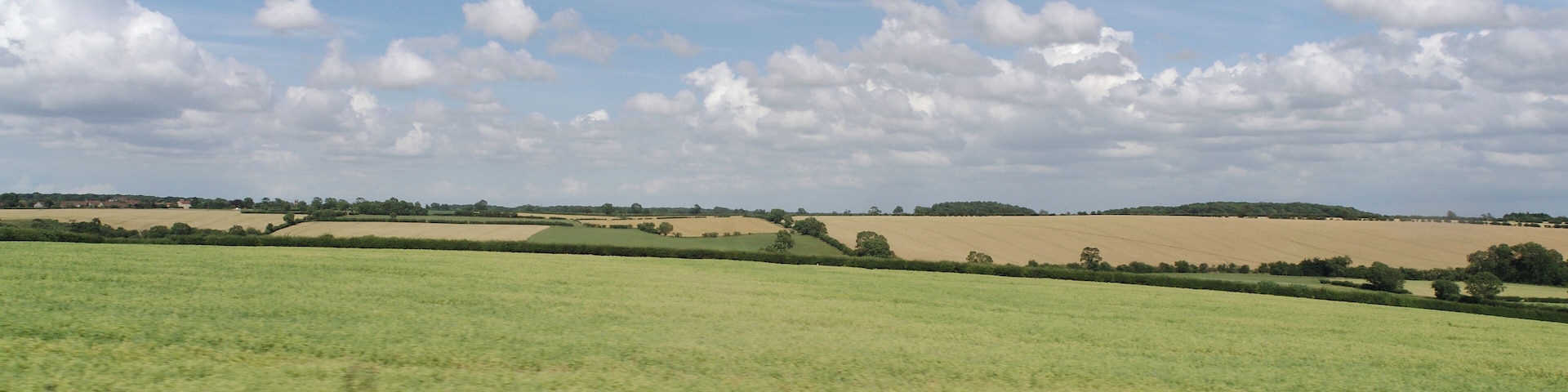 View out of the east-side window of an East Coast service between Peterborough and Grantham. I think this is near Swayfield, about 15km south of Grantham, looking north/east.