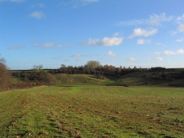 Valley of the West Glen River A footpath runs from The Drift (behind camera), alongside the hedge bounding Gorse Hill plantation (left), across the river, and up the far bank to Swinstead.