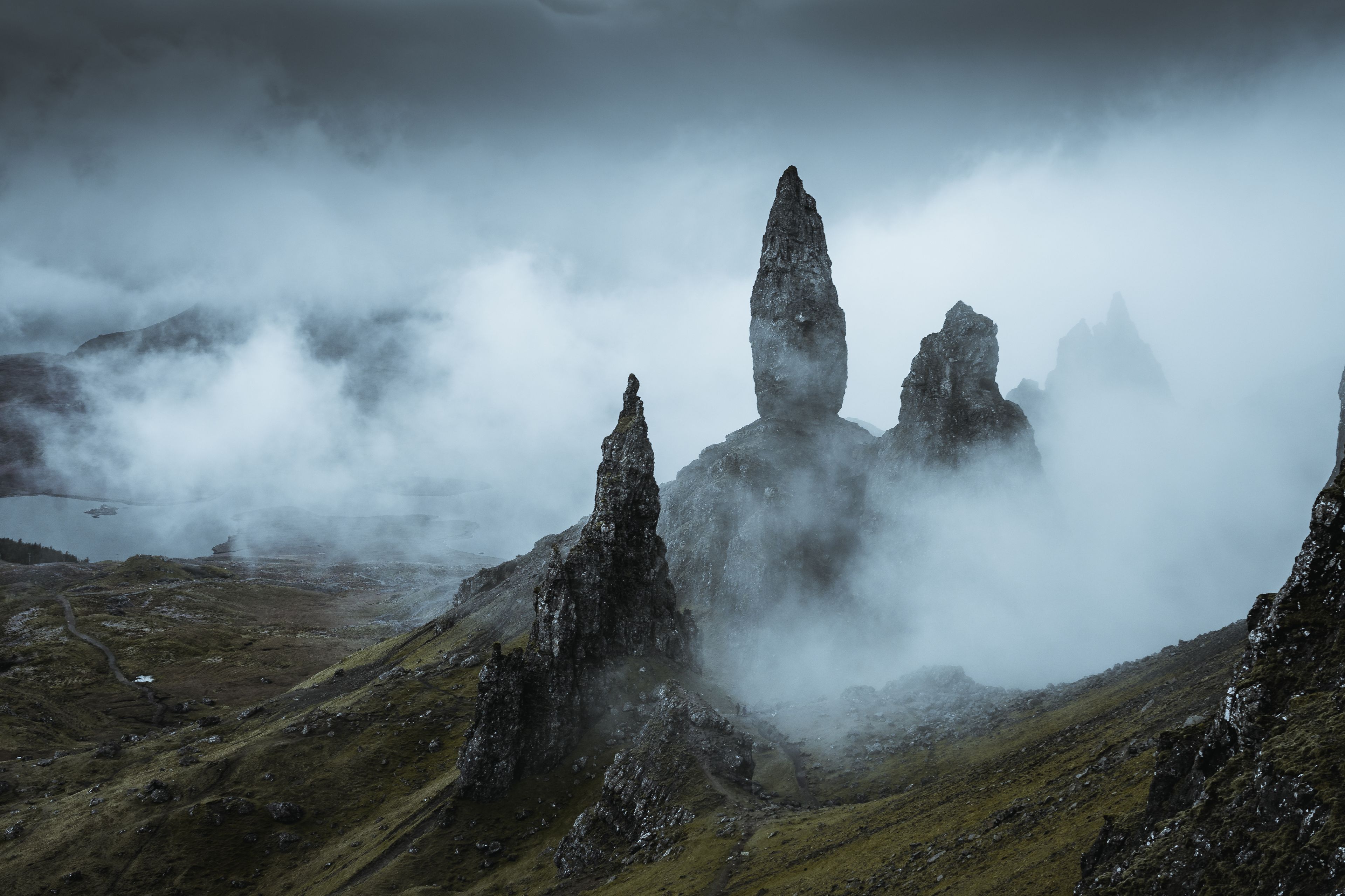 Eine zerklüftete Berglandschaft mit markanten Felsformationen und einer nebelverhangenen Atmosphäre.