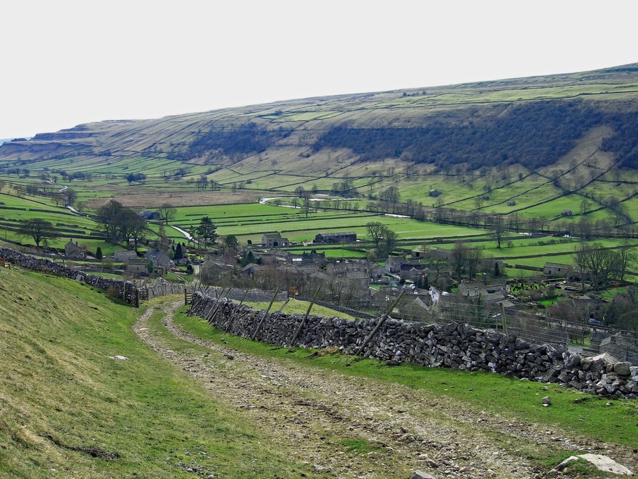 Looking down on the village of Starbotton in Wharfedale, Yorkshire Dales.
A lovely little village of around 70 houses, a pub & 2 farms. #GreatOutdoors