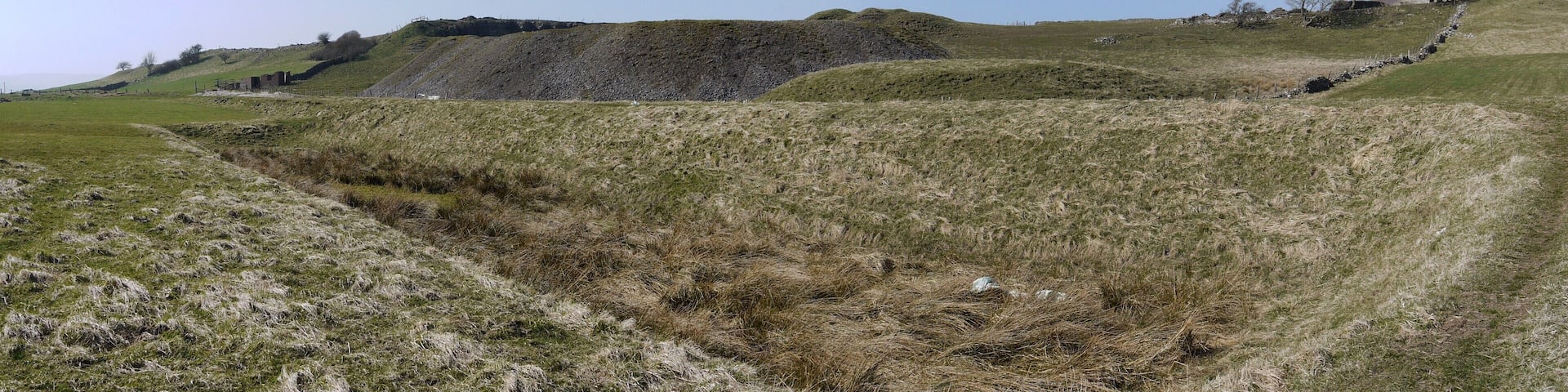 Old reservoir near Scutter Hill Quarry. The ruined building on the right is 868011