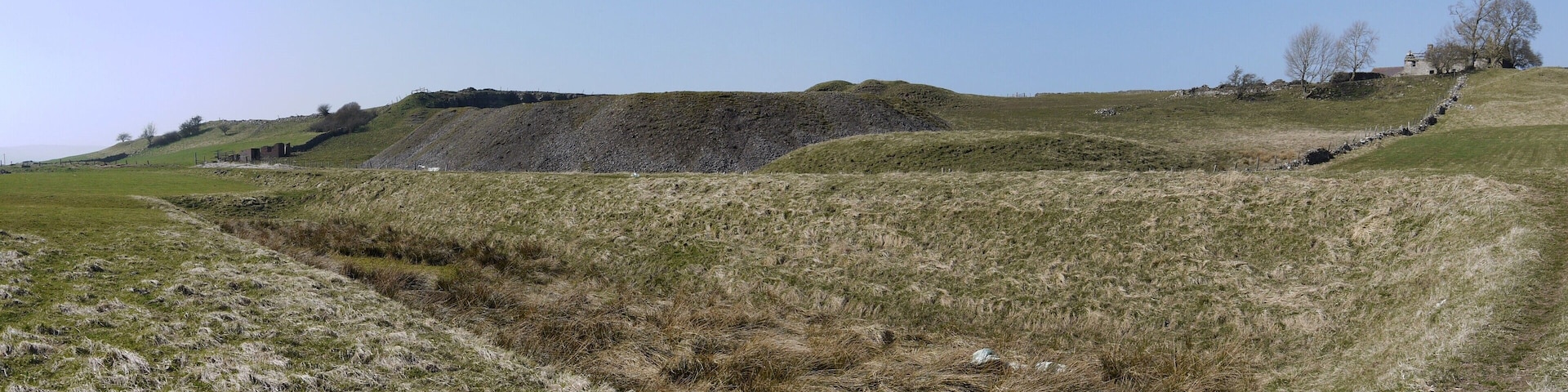 Old reservoir near Scutter Hill Quarry. The ruined building on the right is 868011