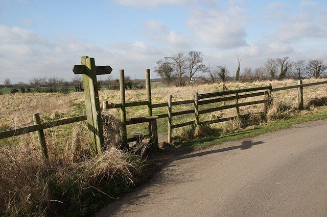 Medieval village of Stallingborough A footpath intersction with Church Lane, part of a network of footpaths crossing the site of medieval Stallingborough