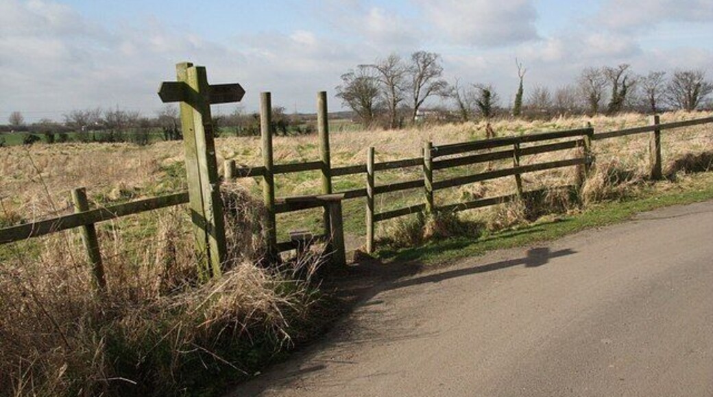 Medieval village of Stallingborough A footpath intersction with Church Lane, part of a network of footpaths crossing the site of medieval Stallingborough