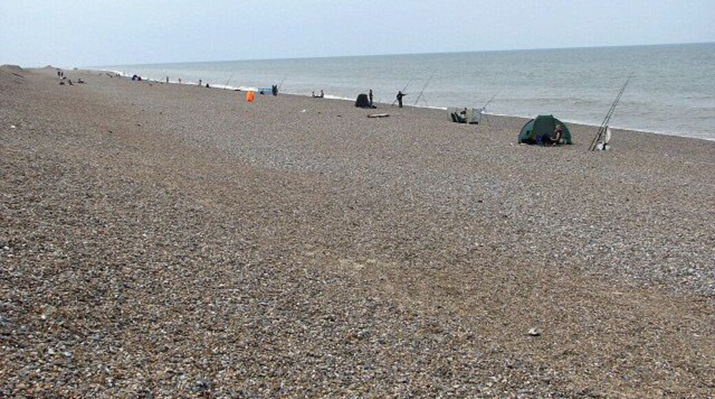 The tide is coming in. And a good number of fishermen have arrived to see what it will bring. See also > 825849.