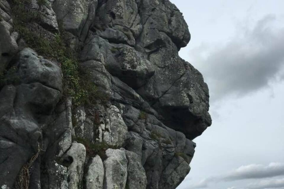 Una formación rocosa escarpada con un saliente destacado.