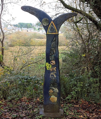 Cycle path sign near Holsworthy