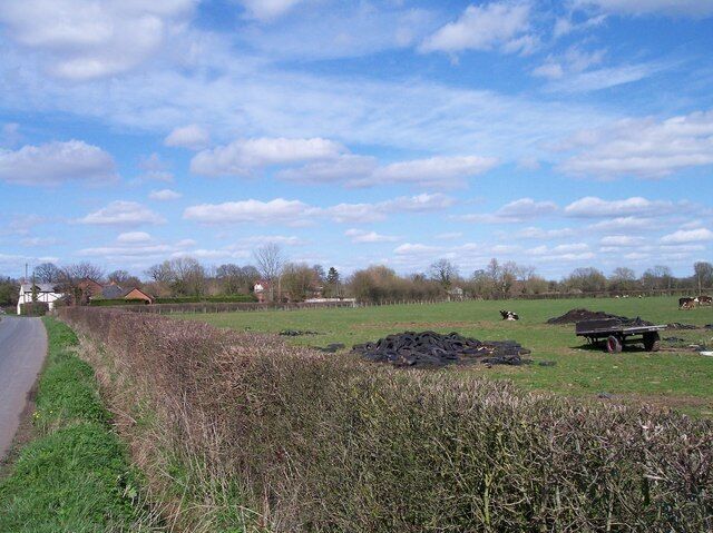 Preston Marsh A hamlet consisting of series of narrow properties fronting onto an unadopted track. Taken from close to Marsh Farm