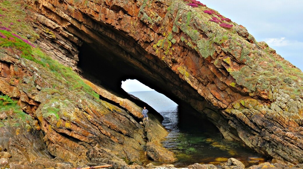 The Whale's Mouth, Portknockie
https://youtu.be/BxdsZCaK0mw
Just around the corner from the famous 'Bow Fiddle rock' you will find 'The Whale's Mouth'.