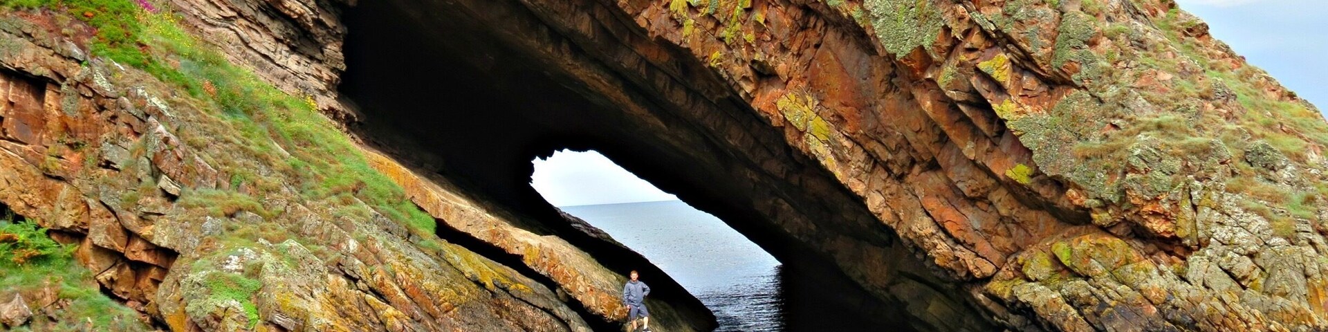 The Whale's Mouth, Portknockie
https://youtu.be/BxdsZCaK0mw
Just around the corner from the famous 'Bow Fiddle rock' you will find 'The Whale's Mouth'.