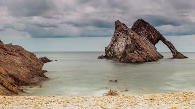 I only had a day to be in this area, I timed my arrival for high tide, the simple shot didn't quite capture everything i was feeling there so i did a 6 image panno using a 70-200 with 8 second exposures for each one