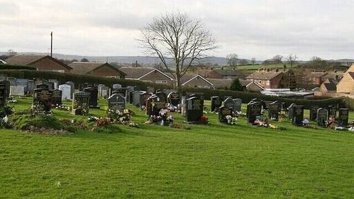 Parish cemetery The bungalows over the hedge are in Damon Close. A few metres behind the viewpoint is 311226.