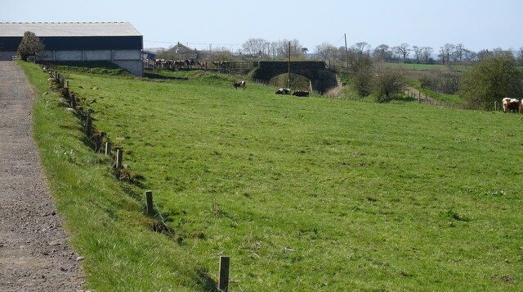 Crofthead Farm & Railway Bridge This view of the (disused) railway line shows how the coal from the nearby opencast workings were transported to consumers. The line here continued westwards to the main Ayr to Girvan line at Holehouse junction.