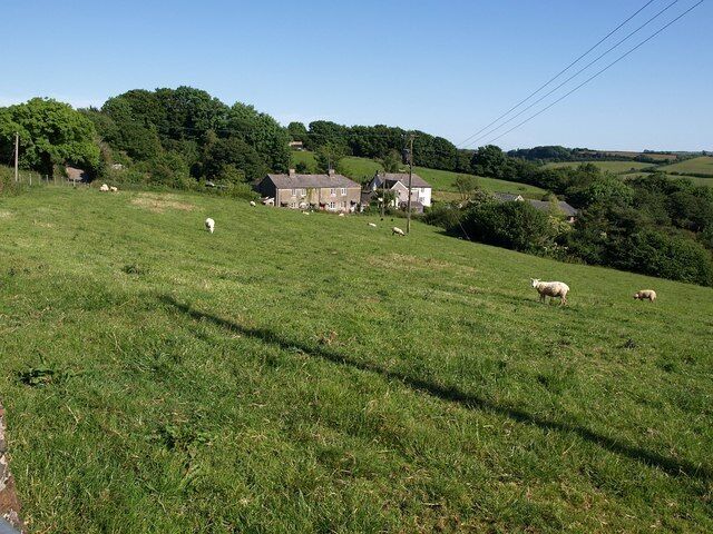 North Huish. The cottages shown in 1377020 seen from across the field that separates them from 39551.