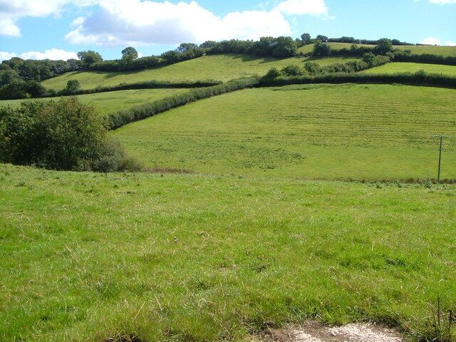 View near Woodland Barton. A similar view to 231728 but looking in a more southerly direction across the tributary valley of the Avon.